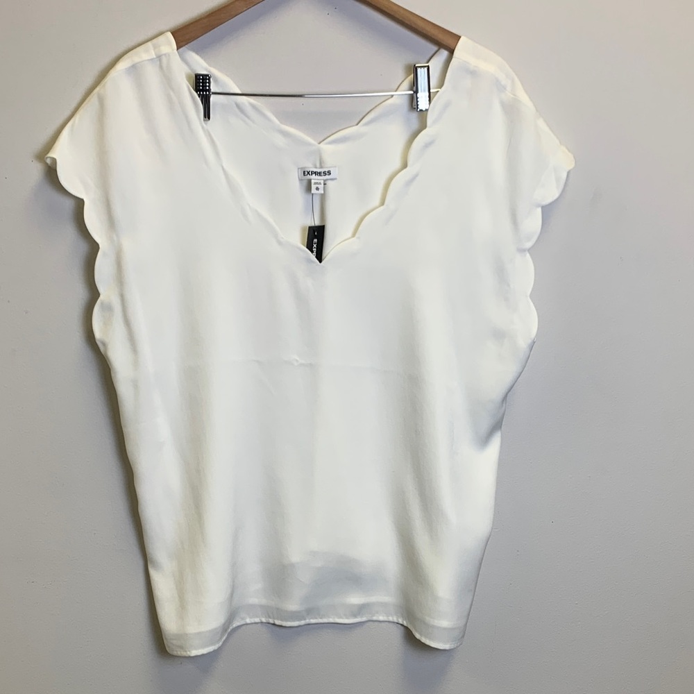 Express cream ivory Scallop V-Neck Blouse xlg NWT